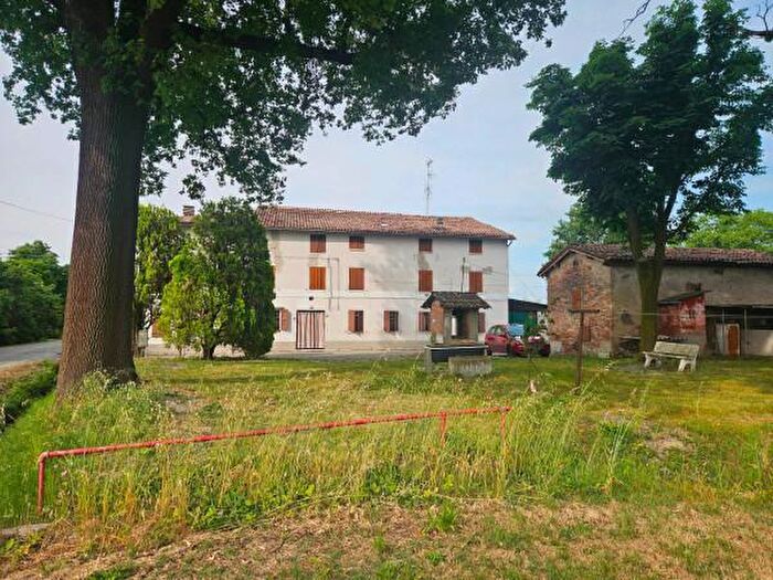 Casa con 6 locali in vendita in Soliera