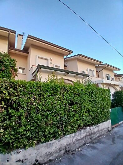 Casa con 6 locali in vendita in Massa