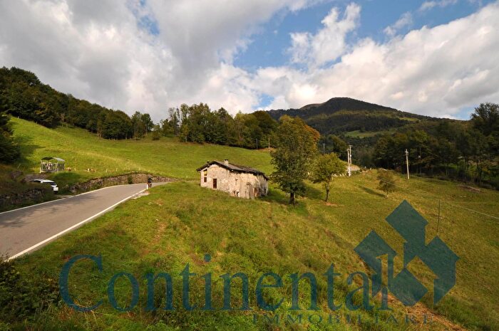 Casa con 8 locali in vendita in Strada Provinciale, Santa Brigida