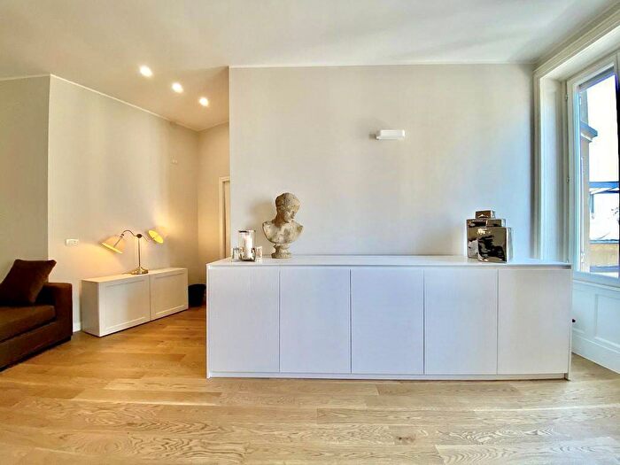 Appartamento trilocale in affitto in Galleria del Corso, Duomo, Milano