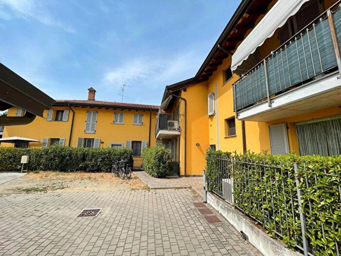 Appartamento bilocale in affitto in Via Camillo Benso di Cavour, Centro, Rosate