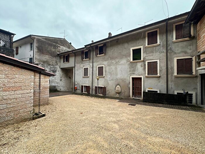 Appartamento con 16 locali in vendita in Via Roma, Badia Calavena