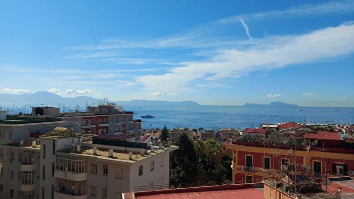 Appartamento con 6 locali in affitto in Via Tasso, Napoli