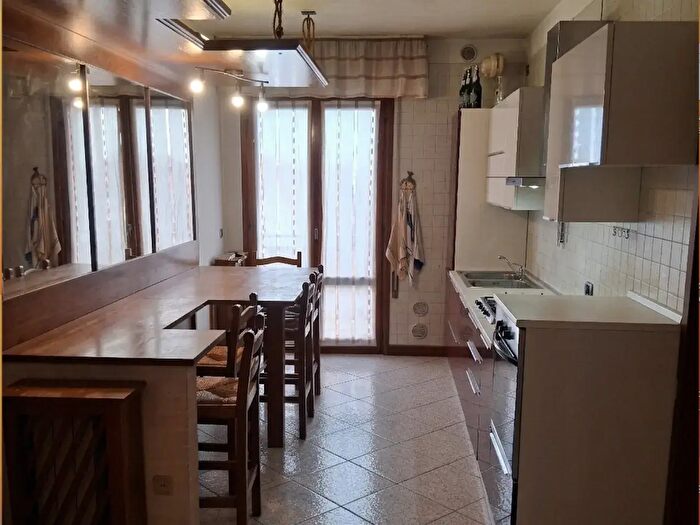 Appartamento con 5 locali in vendita in Via a De Gasperi, Salzano