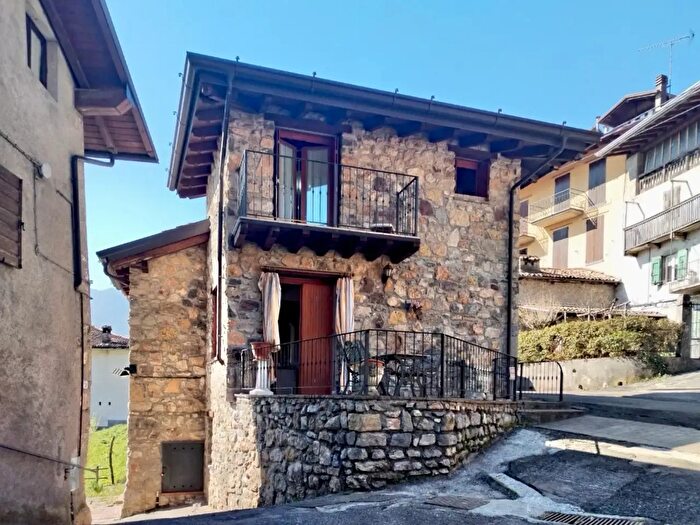 Casa trilocale in vendita in Via Navono, Pertica Alta