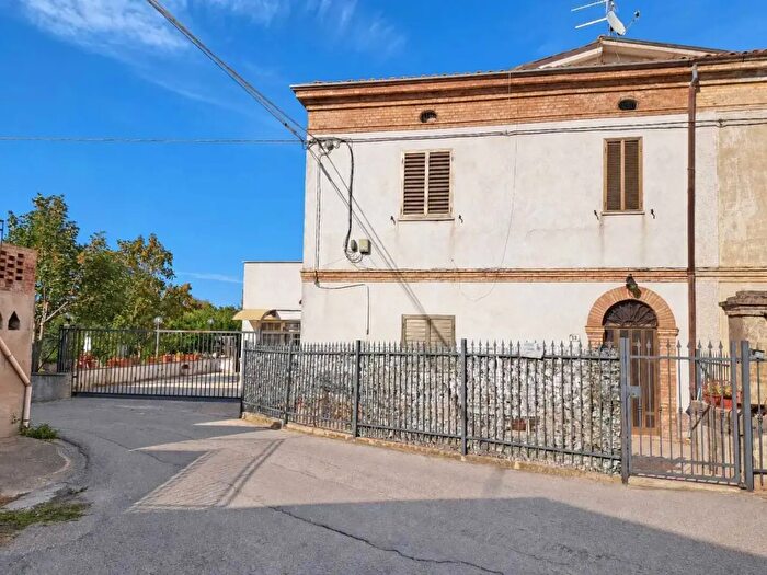 Casa con 11 locali in vendita in Contrada Villa Andreoli, Lanciano