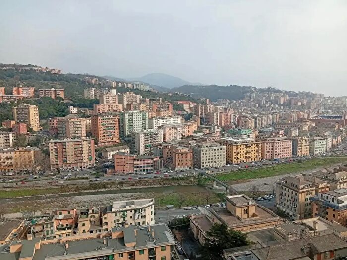 Appartamento trilocale in vendita in Via Antonio Burlando, Genova