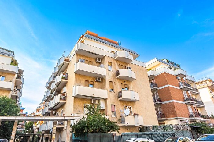 Appartamento trilocale in vendita in Via Gregorio XI, Roma