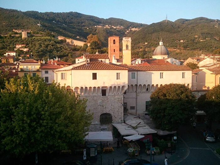 Appartamento quadrilocale in affitto in Piazza Stazione, Pietrasanta