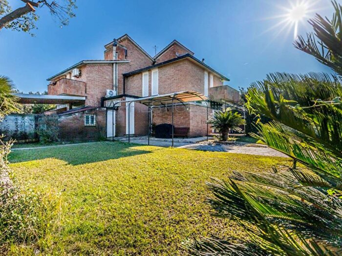 Casa quadrilocale in affitto in Viale Viareggio, Fregene, Fiumicino