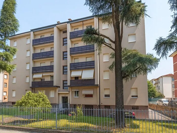 Appartamento con 5 locali in vendita in Via Cecati, Reggio Emilia