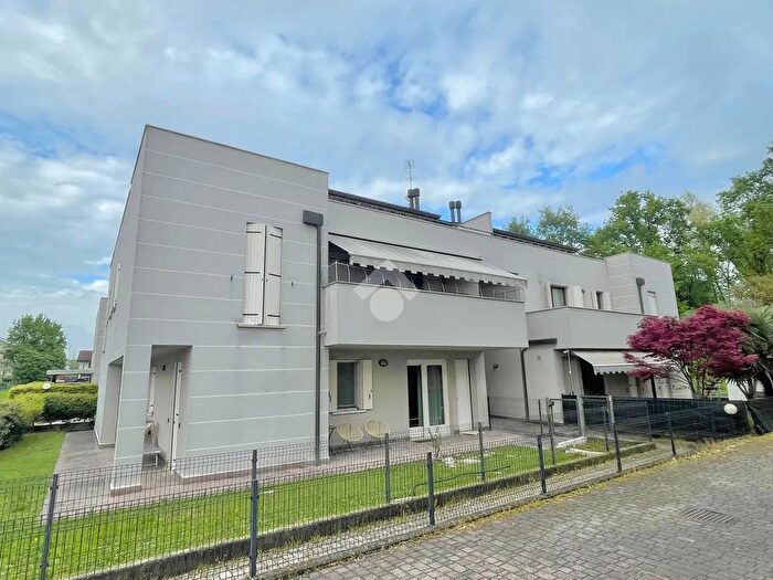 Appartamento trilocale in vendita in Via Rustega, Trebaseleghe