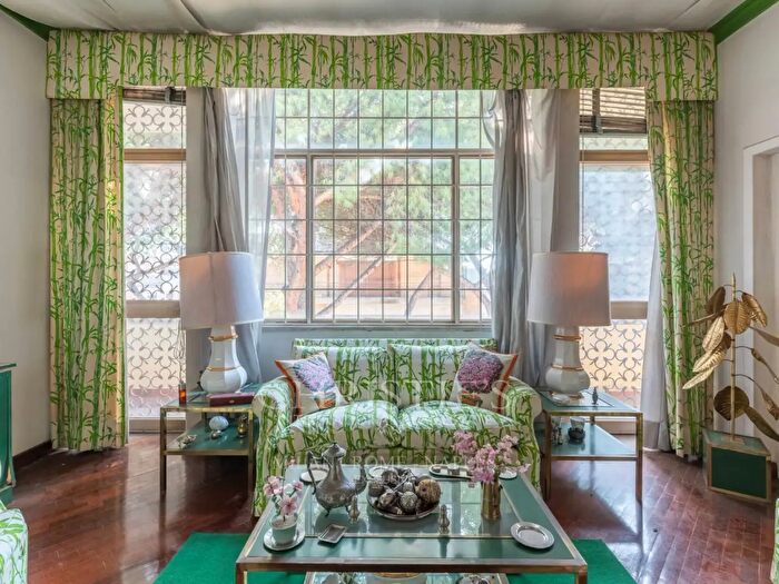 Appartamento con 5 locali in vendita in Via Valdagno, Roma