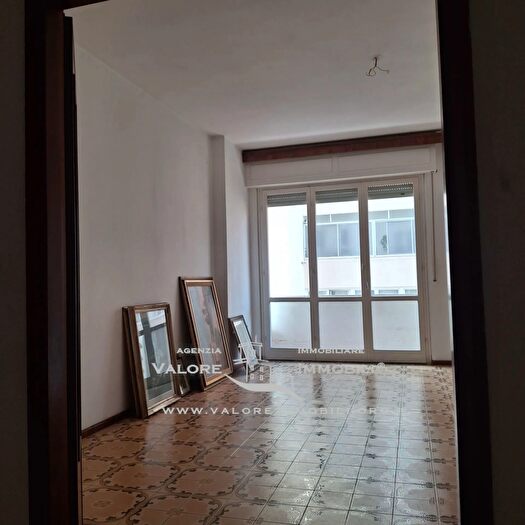 Appartamento con 5 locali in vendita in Via Antonio Labriola, Livorno