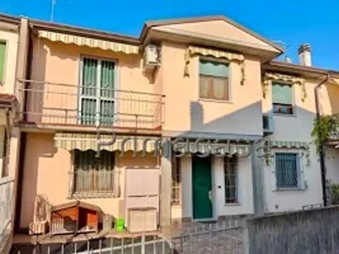 Casa con 8 locali in affitto in Via Giuseppe Garibaldi, Bovolone