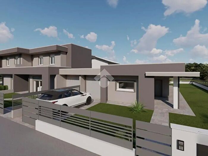 Casa quadrilocale in vendita in Via Ambrogio Blini, Calvenzano