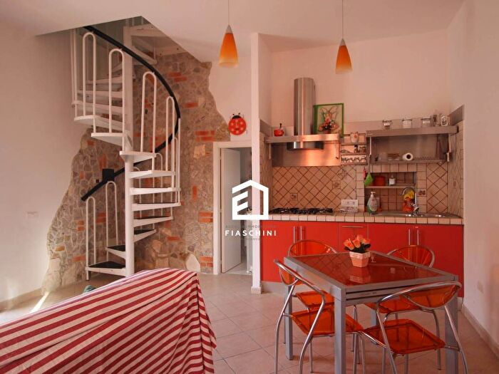 Casa bilocale in affitto in Via Giosuè Carducci, Centro, Guardea