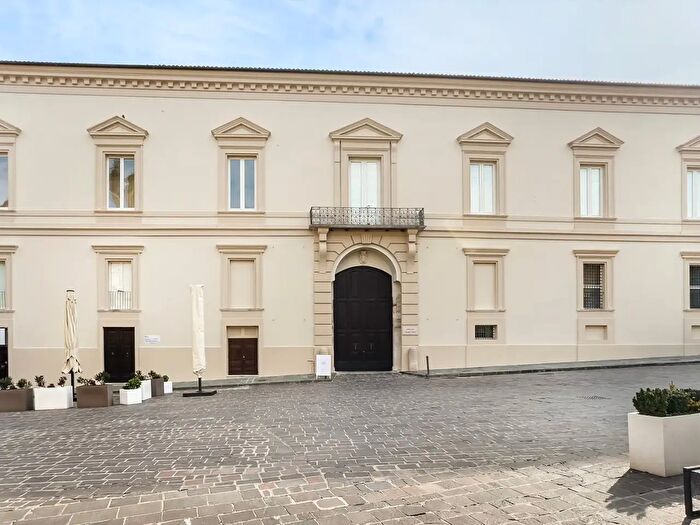 Appartamento con 10 locali in vendita in Piazza Lucio Valerio Pudente, Vasto