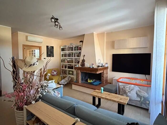 Appartamento con 5 locali in vendita in Campi Bisenzio
