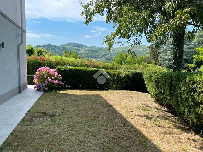 Casa con 8 locali in vendita in Regione Pianezzo, Canelli