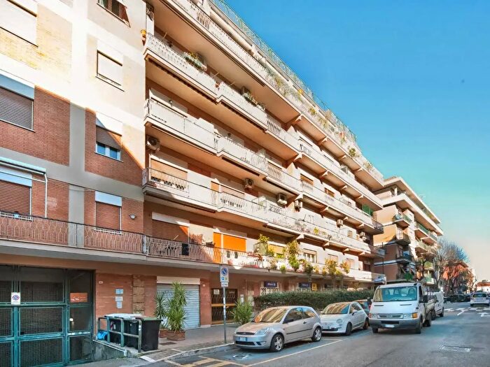 Appartamento con 7 locali in vendita in Via San Francesco dAssisi, Ciampino