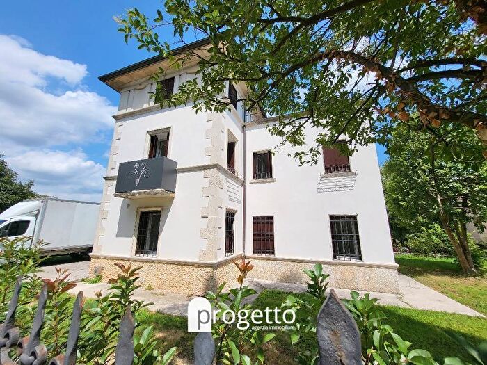 Casa con 6 locali in affitto in Centro, Longare