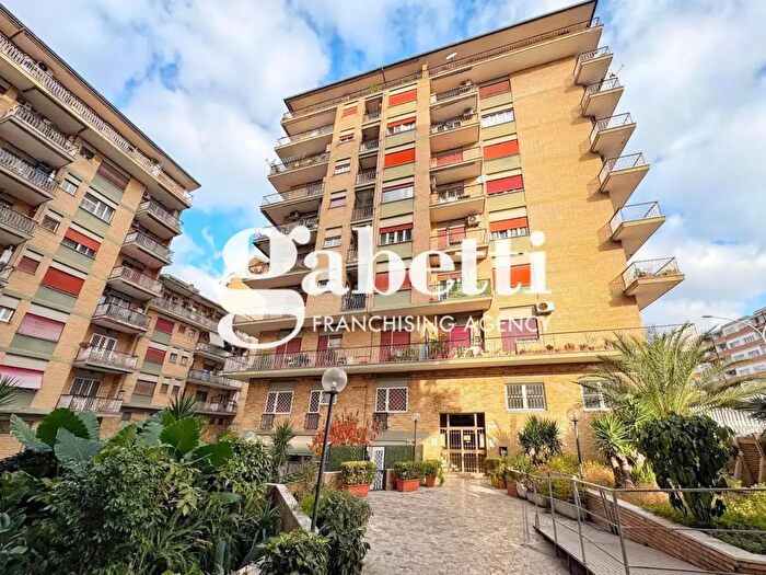 Appartamento trilocale in vendita in Viale della Serenissima, Roma
