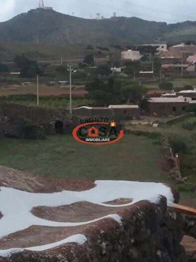Casa con 8 locali in vendita in Pantelleria