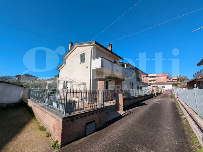 Casa quadrilocale in vendita in Via Olivello, Torgiano