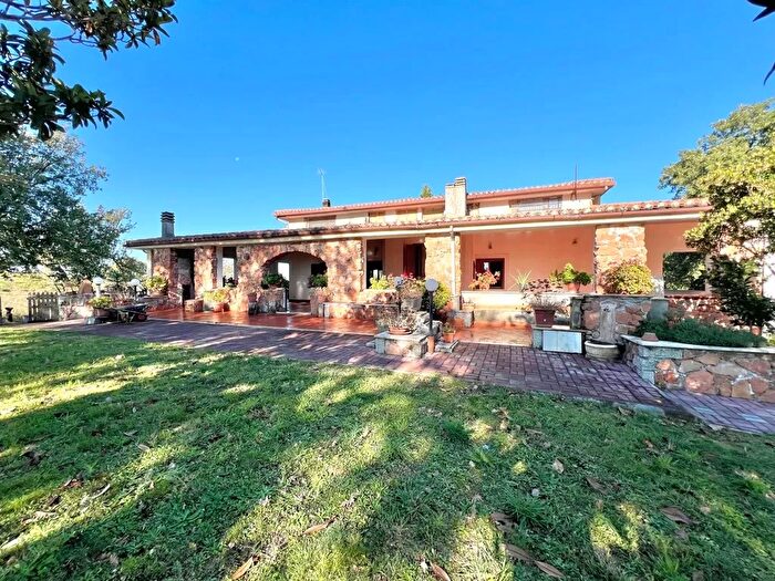 Casa con 9 locali in vendita in Faleria