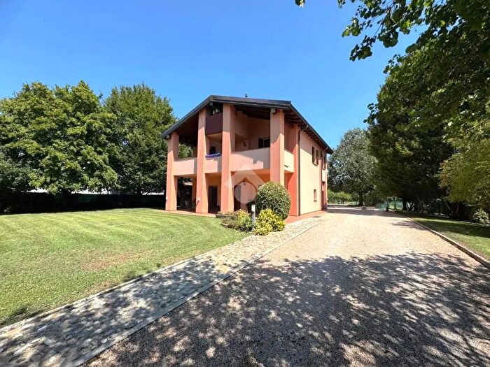 Casa con 8 locali in vendita in Via Davia, San Giovanni In Persiceto