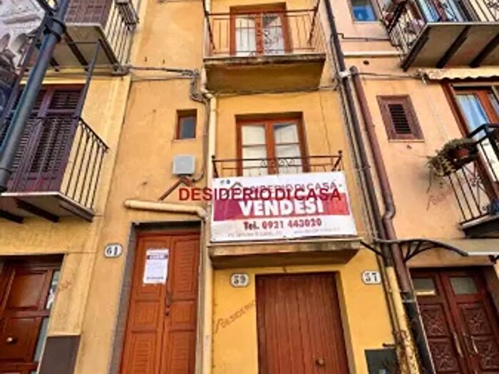 Casa quadrilocale in vendita in Via Mario Levante, Castelbuono