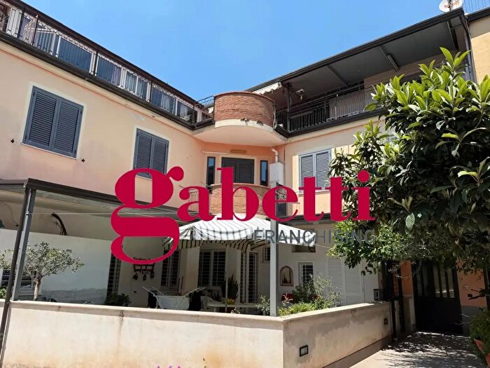 Appartamento con 7 locali in vendita in Via Meucci, Marcianise