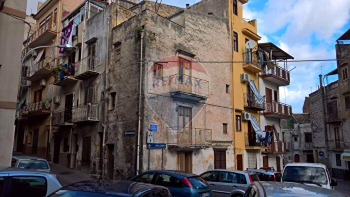 Casa con 6 locali in vendita in Via Balilla, Carini