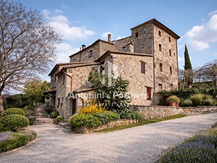 Casa con 6 locali in vendita in Frazione Izzalini, Todi
