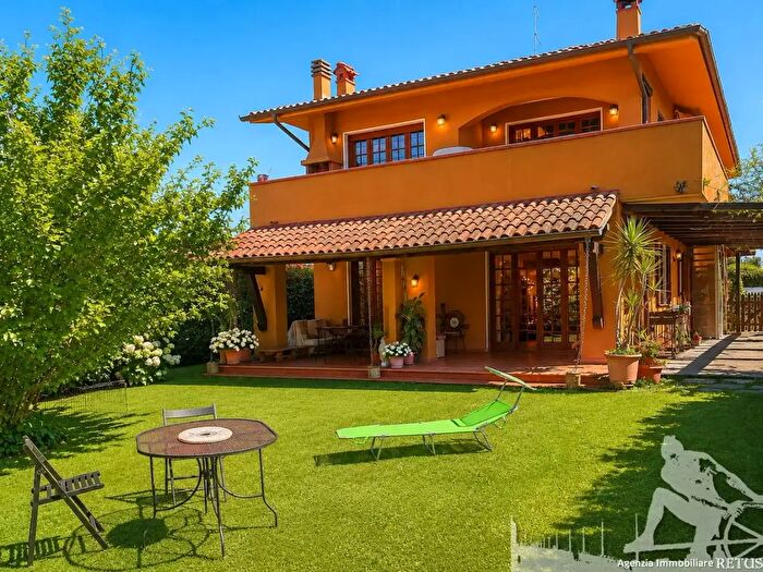 Casa con 18 locali in vendita in Forte Dei Marmi