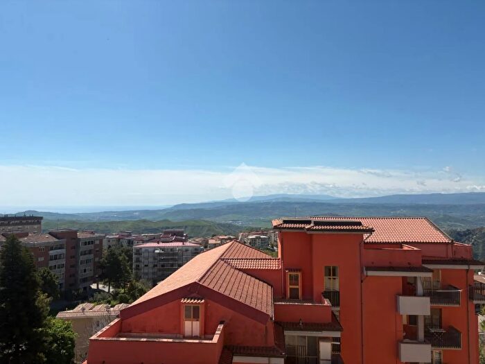 Appartamento con 5 locali in vendita in Via Girolamo De Rada, Catanzaro