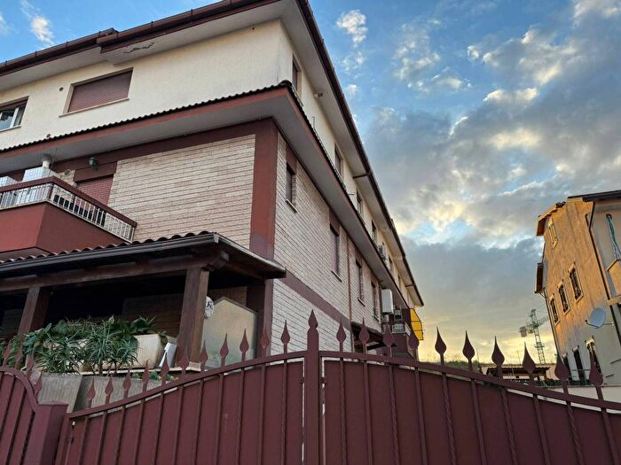 Appartamento trilocale in affitto in Via Placanica, Morena, Roma