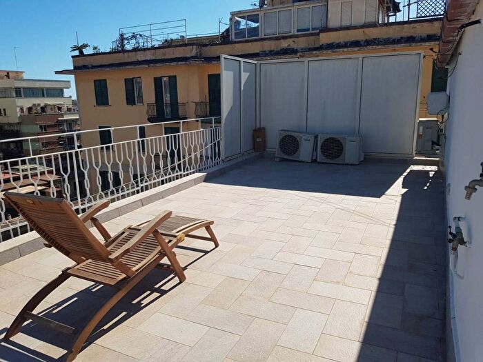 Appartamento trilocale in affitto in Via Enrico Alvino, Vomero, Napoli