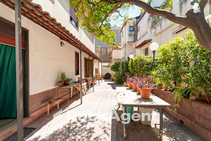 Appartamento con 6 locali in vendita in Via Santa Barbara, Catania