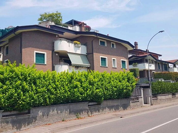 Appartamento trilocale in affitto in Via Umbria, Bernate La Ca', Arcore