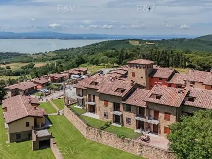 Appartamento quadrilocale in vendita in Via Esposta, Passignano Sul Trasimeno