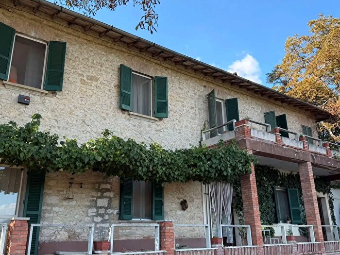 Casa con 8 locali in vendita in Via Buchigano, Corciano
