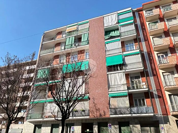 Appartamento trilocale in vendita in Via Borgaro, Torino