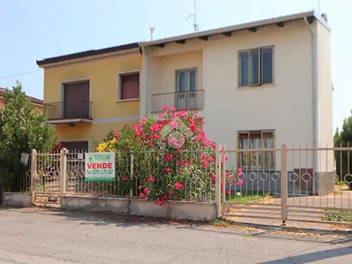 Casa quadrilocale in vendita in Strada Statale Goitese, Goito