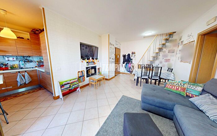 Appartamento quadrilocale in vendita in Via Cremolino, Roma