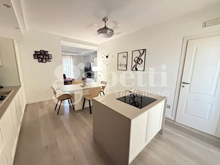 Appartamento trilocale in vendita in Via Marano Quarto, Marano Di Napoli