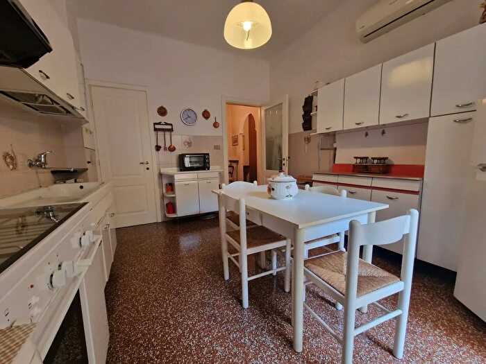 Appartamento con 6 locali in vendita in Via Canevari, Genova