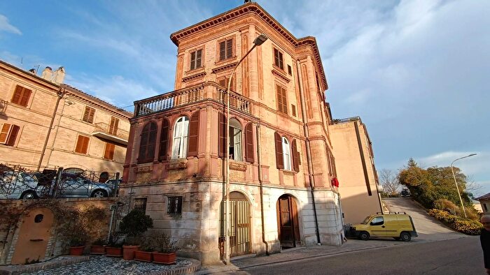 Casa con 7 locali in vendita in Petritoli