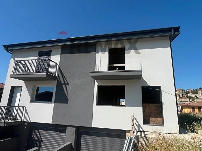 Casa con 8 locali in vendita in Via Alcide De Gasperi Snc, Giarratana